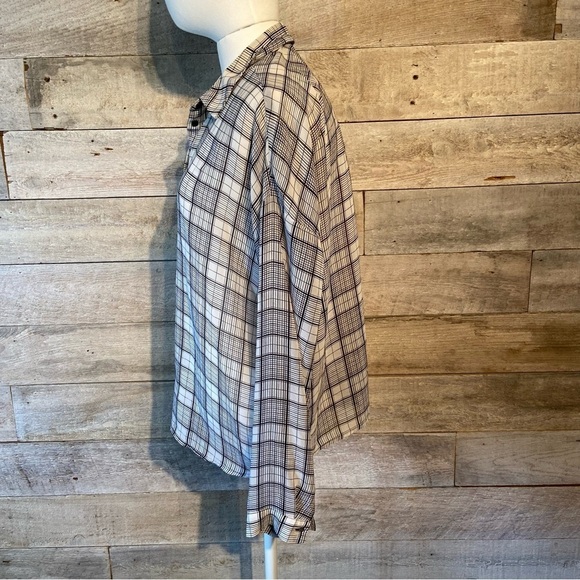 🛍️3/$30 Forever 21 women’s‎ plaid button up shirt  in size medium - Picture 2 of 5